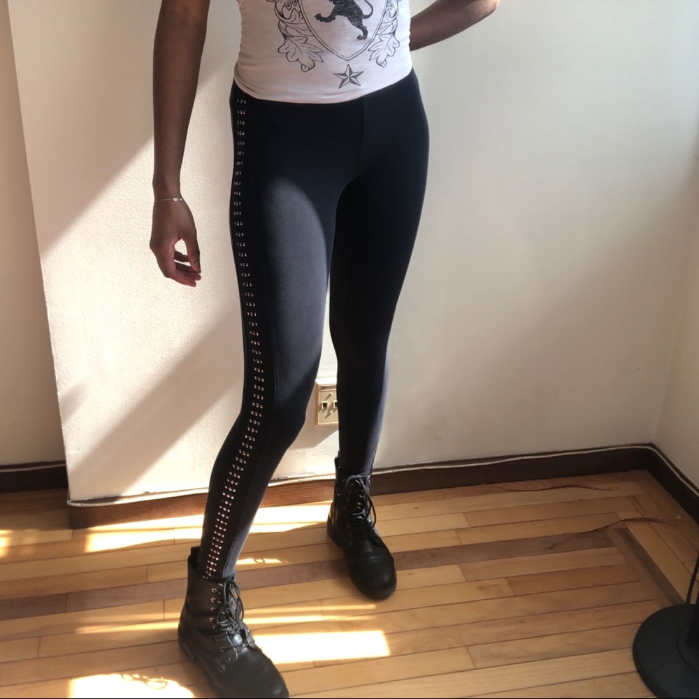 CUTE BLACK LEGGINGS WITH STUDDED SIDES 💜